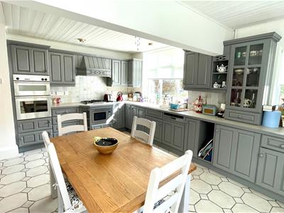 KITCHEN/ BREAKFAST ROOM (including pantry)